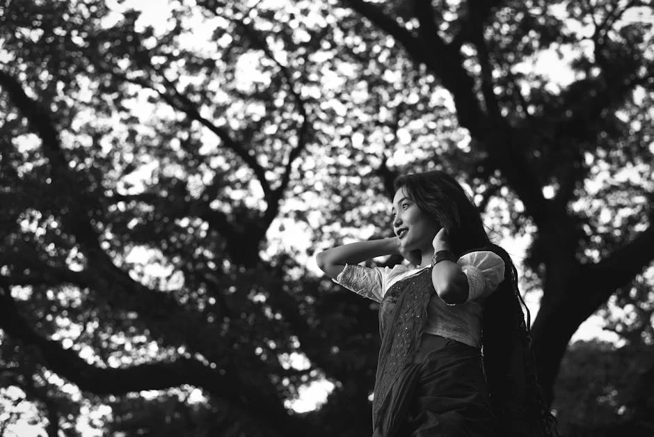 Amrapali Dubey's Golden Saree Look Sparks National Conversation — Economy Business